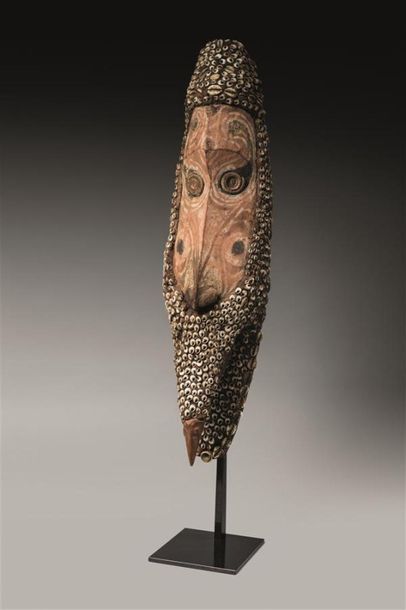 null MASQUE « mwai » long, mince et représentant un ancêtre masculin en bois, partiellement...