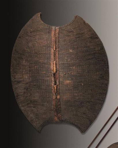 null BOUCLIER Mambila - Cameroun 
Bois et fibres - H. : 115 cm - Larg. : 87,5 cm