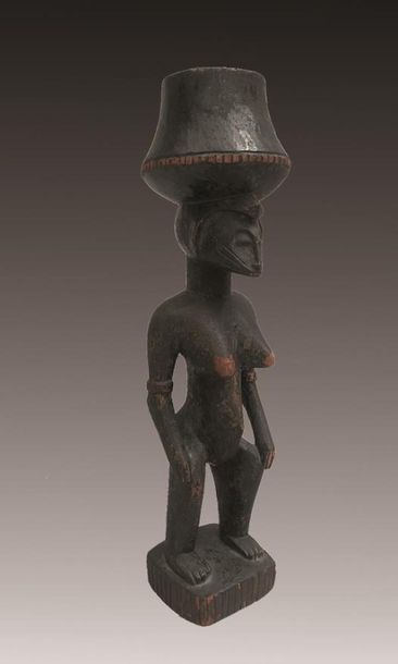 null STATUETTE féminine Senoufo sur une base carrée portant un pot sur la tête Mali
Bois...