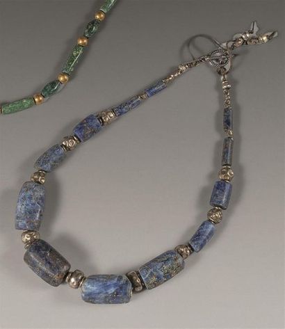 null COLLIER composé de perles tubulaires en lapis-lazuli et de perles modernes en...