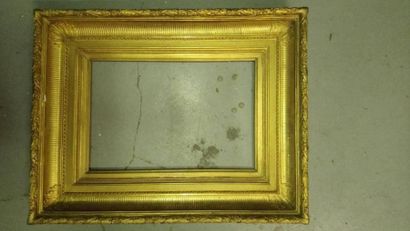 null CADRE en bois et stuc doré à canneaux, XIXème siècle
49,5 x 33 x 15 cm
(éclats...