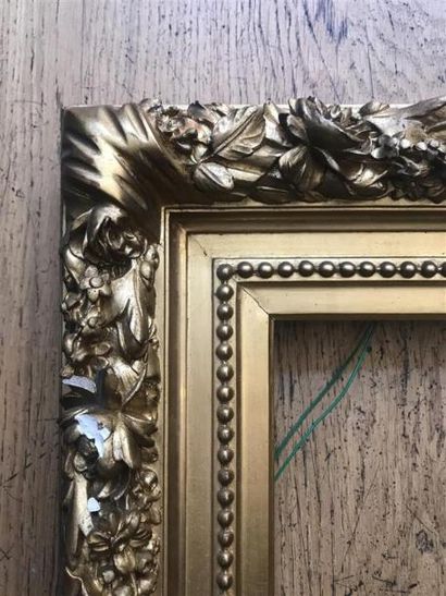 null CADRE en platre doré, Style Louis XVI, XXème siècle 
31 x 23.5 x 10 cm
(man...