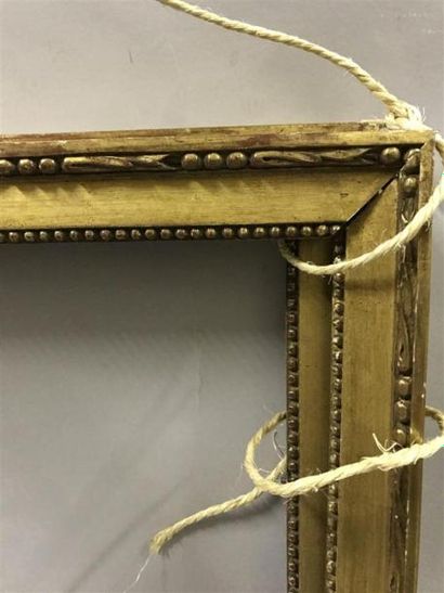 null PAIRE de BAGUETTES dorée de style Louis XVI Accidents. -47,5 x 35,5 cm
