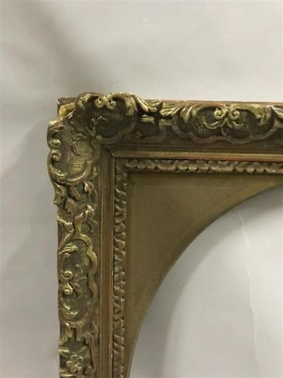 null CADRE patiné doré de style Louis XIV.
57,5 x 43 x 8 cm
