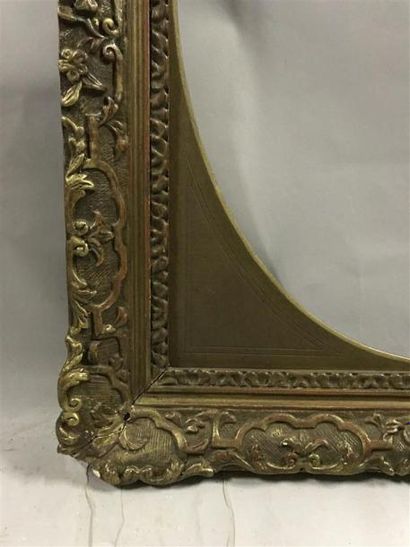 null CADRE patiné doré de style Louis XIV.
57,5 x 43 x 8 cm