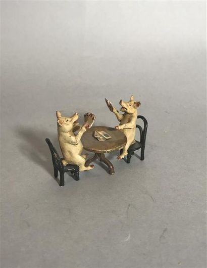 null BRONZES DE VIENNE polychromes figurant deux cochons jouant aux cartes, traces...