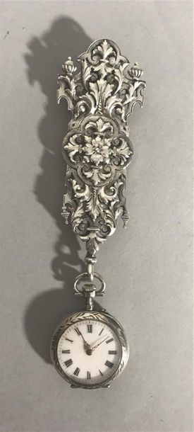 null CHATELAINE néo renaissance en argent et une MONTRE en argent 
XIX siècle 
Poids...