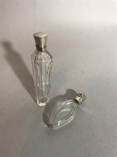 null Deux FLACONS à PARFUM en verre montures en argent et métal 
Ht : 9,8 et 6,5...