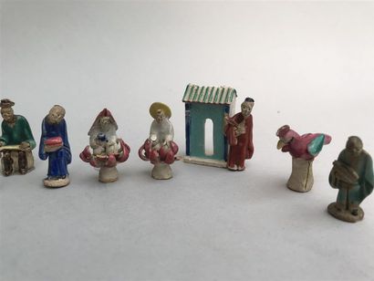 null Ensemble de petits PERSONNAGES japonais en céramique polychrome pour animations...