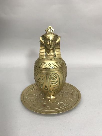 null ENCRIER en bronze à décor néo-égyptien en forme d'urne sommée d'une tête égyptienne...