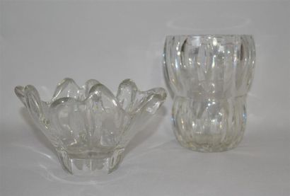 null VASE en cristal taillé blanc de Baccarat (Haut. :18 cm); Petite COUPE en verre...