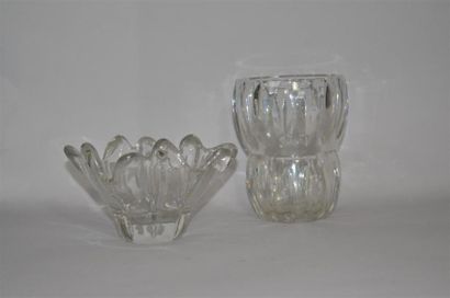 null VASE en cristal taillé blanc de Baccarat (Haut. :18 cm); Petite COUPE en verre...