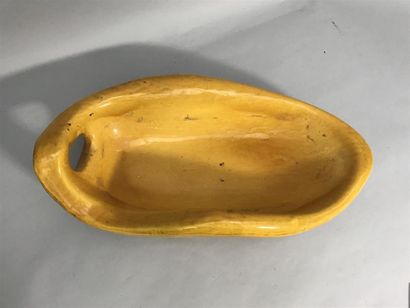 null COUPE à FRUITS en terre cuite couverte jaune vers 1950
Longueur : 45 cm