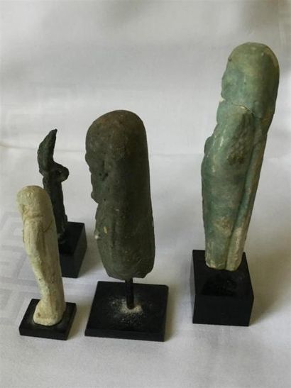 null 4 STATUETTES EGYPTIENNES
Pierre et bronze
Hauteur : 12, 8,5, 8 et 7,5 cm