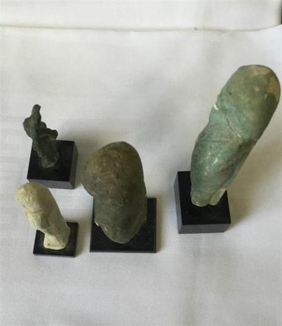 null 4 STATUETTES EGYPTIENNES
Pierre et bronze
Hauteur : 12, 8,5, 8 et 7,5 cm