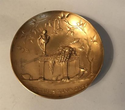 null Ferdinand LEVILLAIN (1837-1905)
COUPE en bronze doré représentant la tête de...