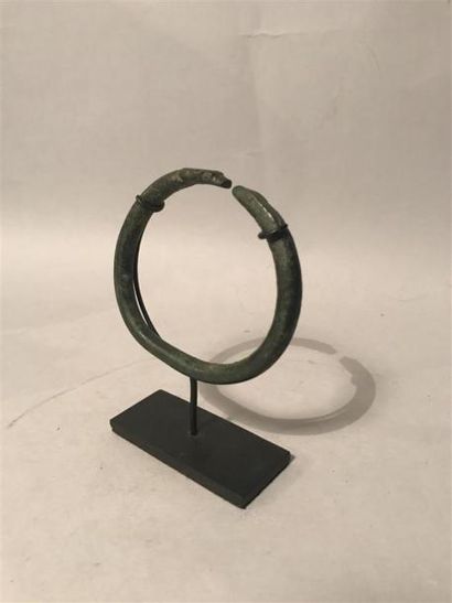 null BRACELET en bronze à patine verte à l'antique à têtes de serpent
Diamètre :...