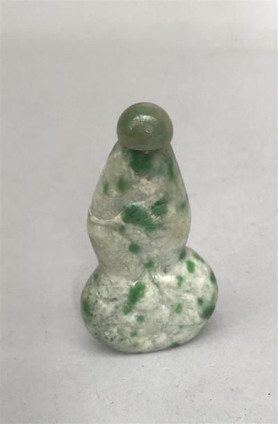 null TABATIERE chinoise en jade en forme de gourde sculptée de coloquintes. Chine,...