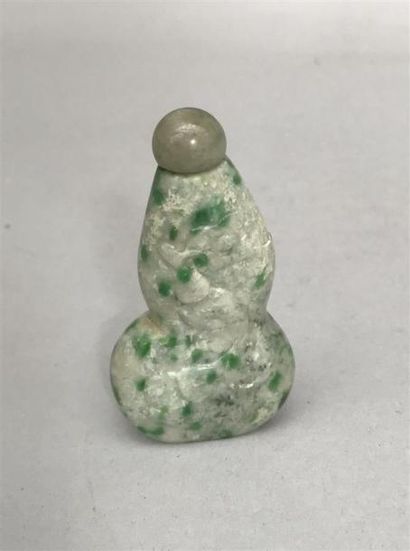 null TABATIERE chinoise en jade en forme de gourde sculptée de coloquintes. Chine,...