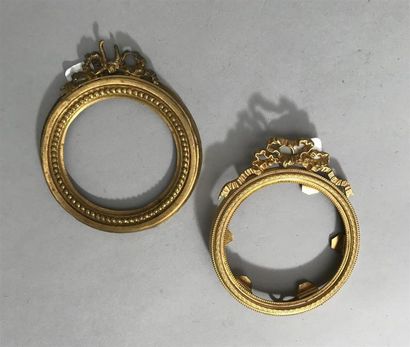 null Deux CADRES miniatures en laiton à bronze doré. Style Louis XVI
Diamètre de...