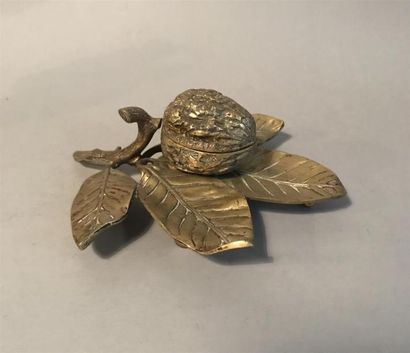 null ENCRIER à la NOIX en bronze doré 
Largeur : 18 cm