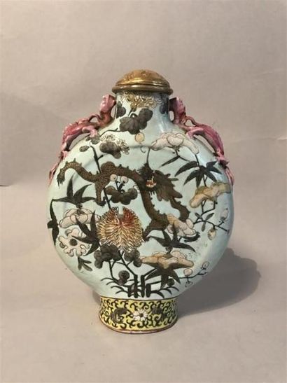 null VASE couvert en céramique à décor polychrome de fleurs, Canton vers 1900
Hauteur...