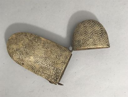 null ETUI à LUNETTES en galuchat
Chine, XIXème siècle 
Hauteur : 13,5 cm