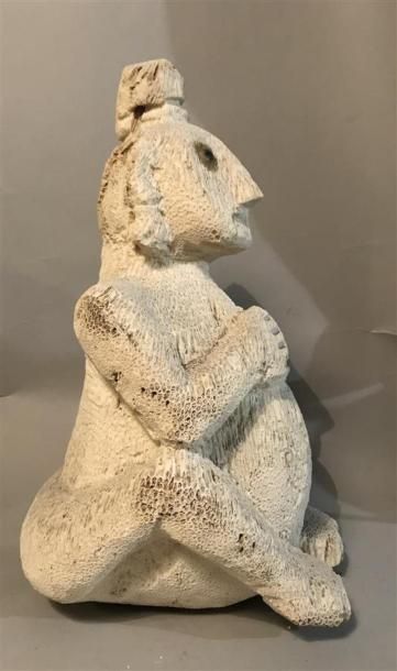 null PERSONNAGE anthropomorphe assis en corail sculpté 
Hauteur : 44 cm 