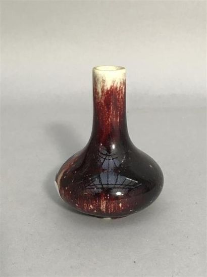 null Adrien DALPAYRAT (1844-1910) (Attribué à.)
Petit vase bulbe a long col en porcelaine...