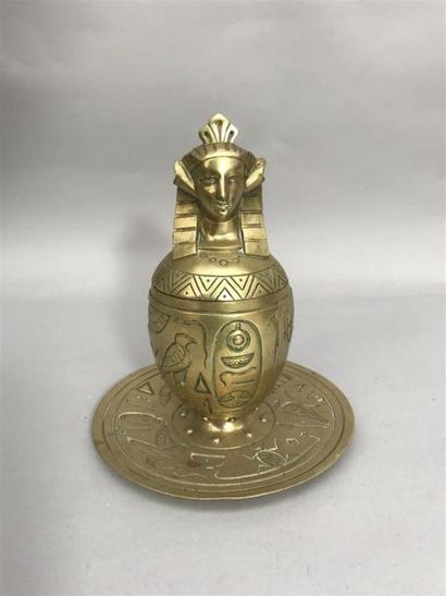 null ENCRIER en bronze à décor néo-égyptien en forme d'urne sommée d'une tête égyptienne...