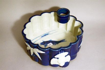 null VASQUE à POISSON de forme bambou en porcelaine blanc bleu de Chine, l'intérieur...
