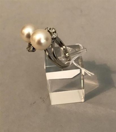 null BAGUE en or gris (750) ornée de deux perles séparées par des petits diamants...