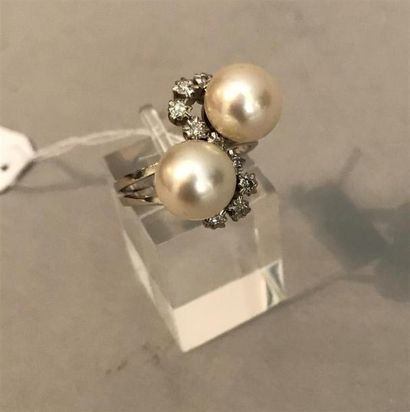 BAGUE en or gris (750) ornée de deux perles...