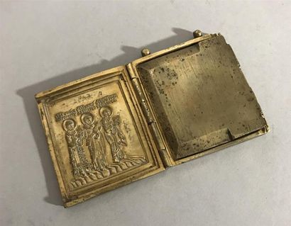 null Icône triptyque de voyage en bronze doré, représentant au centre une Crucifixion...