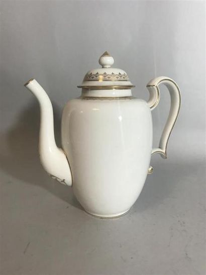 null THEIERE en porcelaine blanche à décor doré. Sevrès, 1881