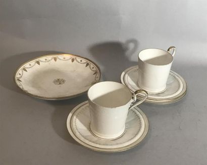 null Ensemble comprenant deux LITRONS. Sèvres, 1849 et trois SOUS-TASSES en porcelaine...