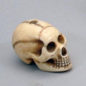  GRAIN terminal de chapelet, Mémento Mori, en ivoire sculpté figurant un crâne. XIXème...