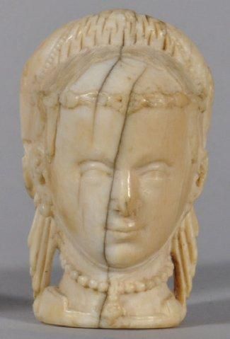 GRAIN de rosaire, Mémento Mori, en ivoire sculpté représentant sur une face le visage...