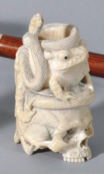OKIMONO en ivoire sculpté figurant un crâne...
