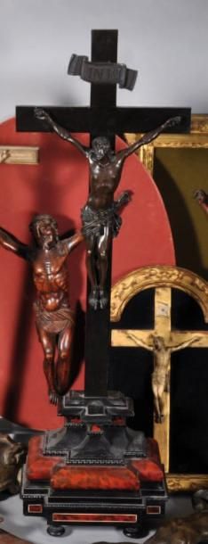  CRUCIFIX en placage d'ébène et écaille avec Christ et titulus en bronze. Beau Christ...