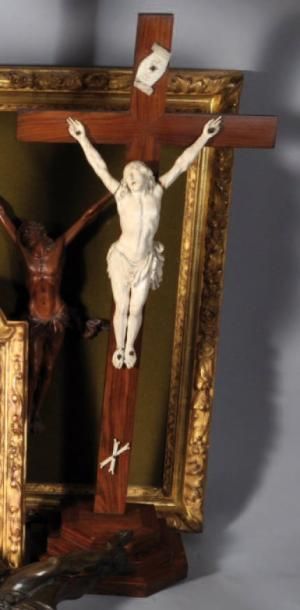  Grand CRUCIFIX avec Christ en ivoire et croix en placage de palissandre. Beau visage...