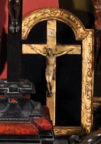 CHRIST en ivoire sculpté sur une croix en...