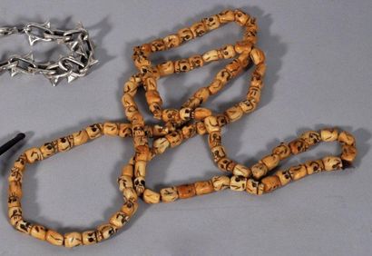 null SAUTOIR Mala tibétain composé de 108 perles en bois figurant des têtes de mort....