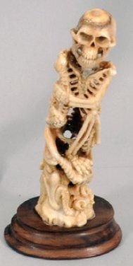 null Petite STATUETTE sculptée en bois de cerf figurant un squelette tenant dans...