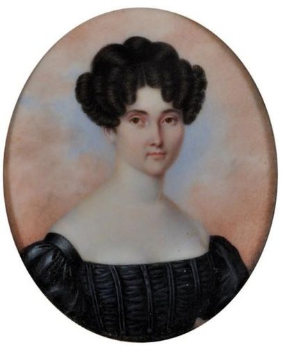 ÉCOLE FRANCAISE vers 1830 Portrait de jeune femme en robe noire sur fond nuagé rose...