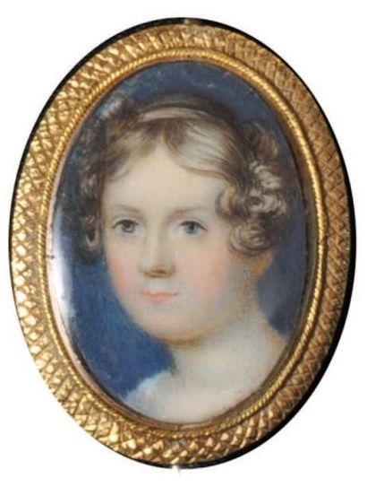 ÉCOLE FRANCAISE vers 1820 Portrait de femme Miniature ovale dans un cadre en or ciselé...