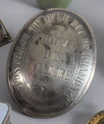 null PLAQUE DE GARDE de forme ovale en métal argenté, marquée Château de Vallière...