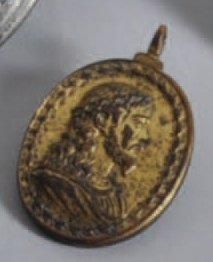 null MÉDAILLON PENDENTIF en bronze doré de forme ovale représentant de profil le...