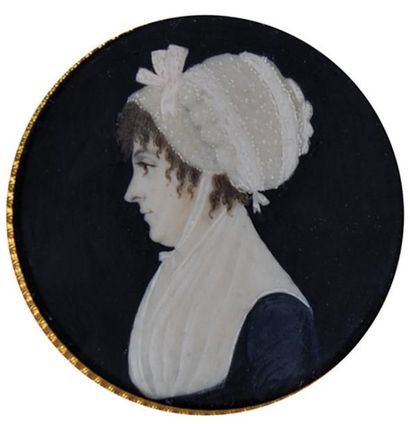 ÉCOLE FRANCAISE vers 1800 Portrait de femme de profil, en robe bleue ornée d'un important...