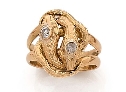 null BAGUE en or (750‰) à décor de deux serpents enroulés, la tête ornée de diamants...